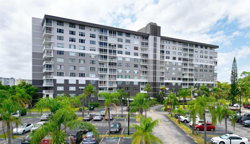 Photo of 3850 Washington Street #1101, Hollywood, FL 33021 (MLS # F10434774)