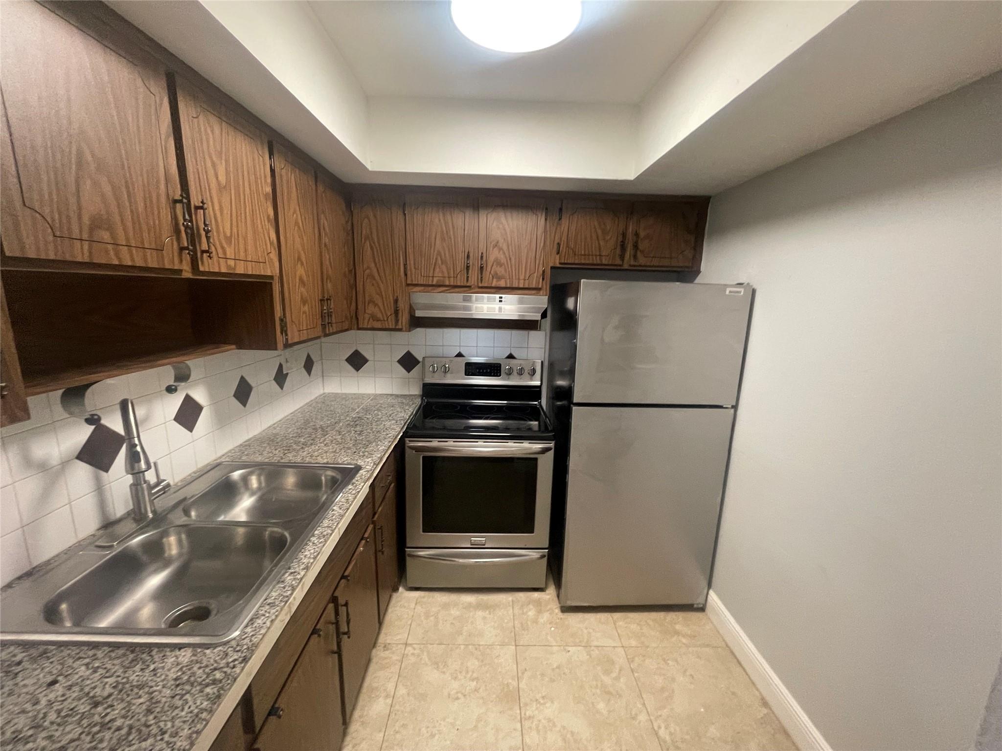 Lyons Park First Add 40-2 - Residential Lease