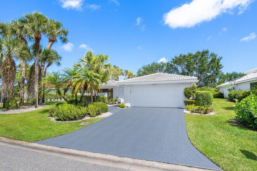 Photo of 3 Estate Drive, Boynton Beach, FL 33436 (MLS # R10983893)