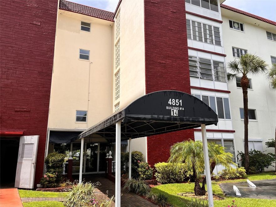 REDUCED!!! by $10,000, Spacious 1 bedroom apartment in 55 community, Modern kitchen with newer appliances. Oak cabinets with g,ranite countertops and backsplash.Ground floor so easy parking and access. All amenities at the clubhouse with men and women’s expense rooms with Sauna’s. Several swimming pools available Bowling alley with 4 lanes. Centrally located in Broward, close to major roads and shopping, courtesy bus available Huge 1 bedroom for sale