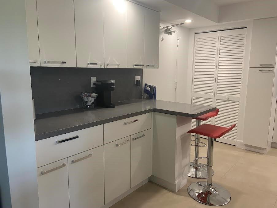 RIGHT ON THE INTRACOASTAL. RENOVATED 2 BEDROOM AND 2 BATHROOM WITH SOUTHEAST VIEWS OF THE INTRACOASTAL AND MARINA AND GALT MILE. KING SIZE BED IN MASTER AND QUEEN IN SECOND BEDROOM. RENOVATED KITCHEN AND BATHROOMS. BUILDING HAS GREAT AMENITIES, GYM, GAME ROOM, PARTY ROOM, CABANA AREA WITH BAR BQ, TENNIS............ MINUTES FROM THE BEACH AND WALKING DISTANCE TO RESTAURANTS AND SHOPS.