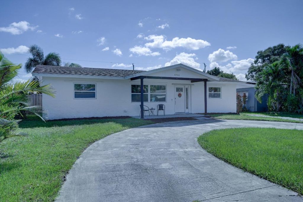 Photo of 2244 SE Washington Street, Stuart, FL 34997 (MLS # R10929692)