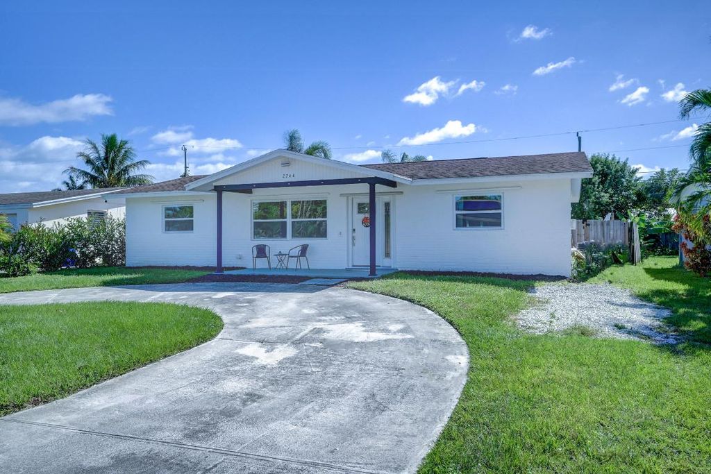 Photo of 2244 SE Washington Street, Stuart, FL 34997 (MLS # R10929692)