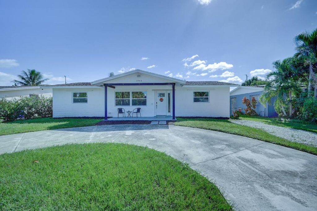 Photo of 2244 SE Washington Street, Stuart, FL 34997 (MLS # R10929692)
