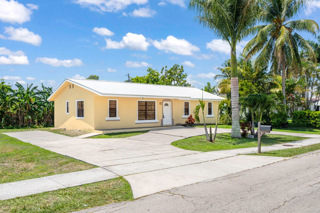 Photo of 1332 SW G, Belle Glade, FL 33430 (MLS # R11093559)