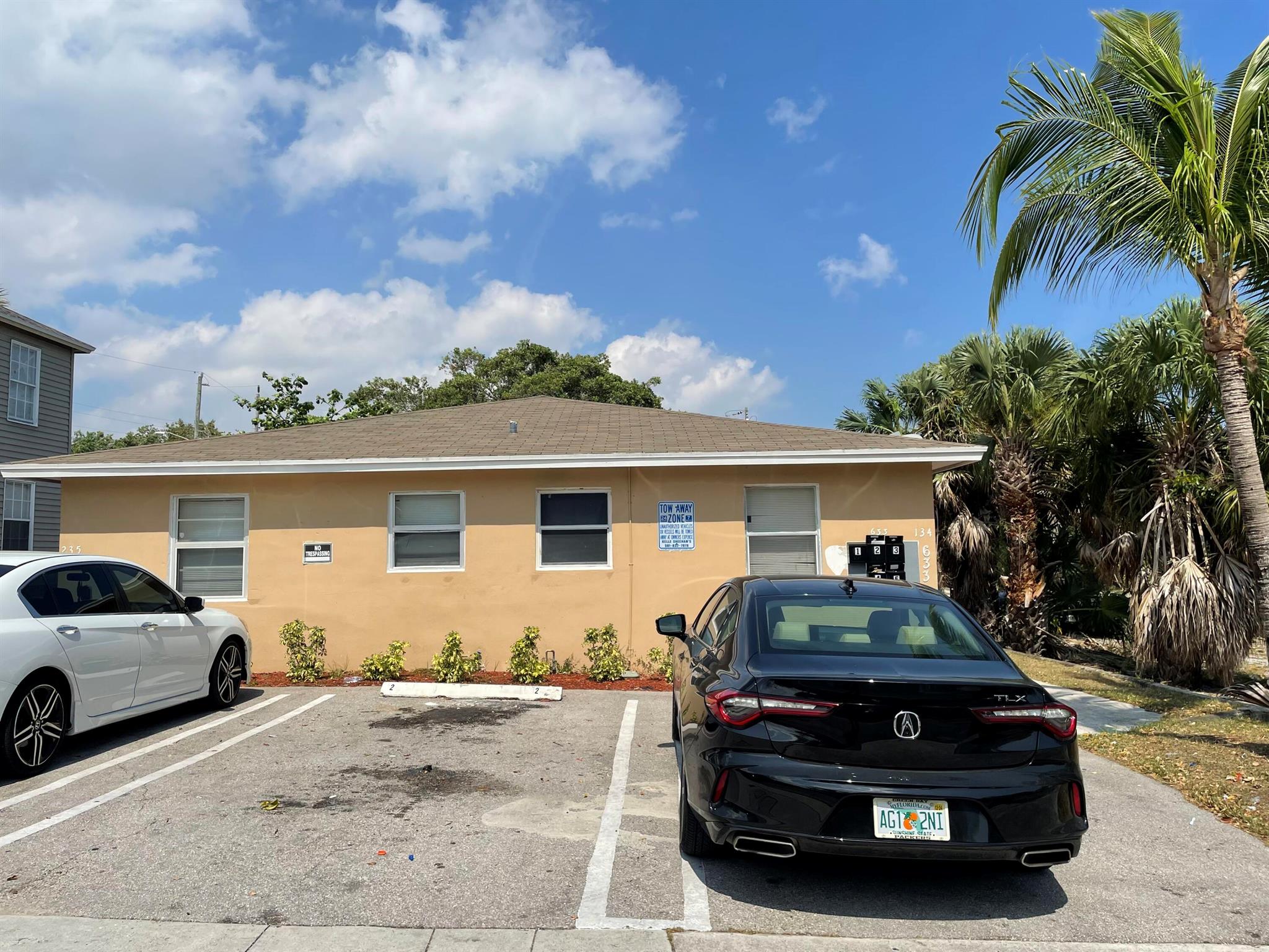 2 bedroom 1 bathroom unit available in conveniently located downtown. Walking distance to downtown, restaurants, shopping, mass transit. Tile floor throughout. 1 Parking space assigned and street parking. Owner requires income from the same employer for 3 months, income must be $4000 per month. $100 administrative fee due at move in. Must show 3 months of stubs and photo ID in order to arrange a showing. Must provide first month deposit and 2 months of security ($4500 plus admin fees at move in) No exceptions.