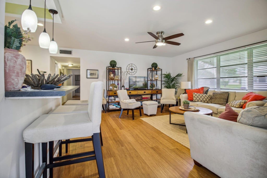 Photo of 1185 S Drive Circle #D, Delray Beach, FL 33445 (MLS # R11052370)
