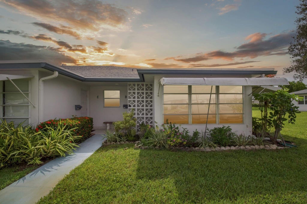 Photo of 1185 S Drive Circle #D, Delray Beach, FL 33445 (MLS # R11052370)