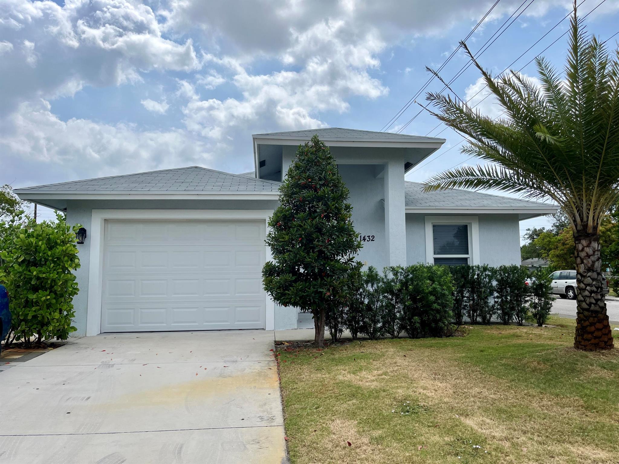 Recently built home on a great location in Lake Worth Beach, close to restaurants, shopping, US-1, the Intracoastal Waterway and the beach. 3 bedrooms, 2 bathrooms, bright and spacious rooms, parking garaje for one car and beautiful backyard.