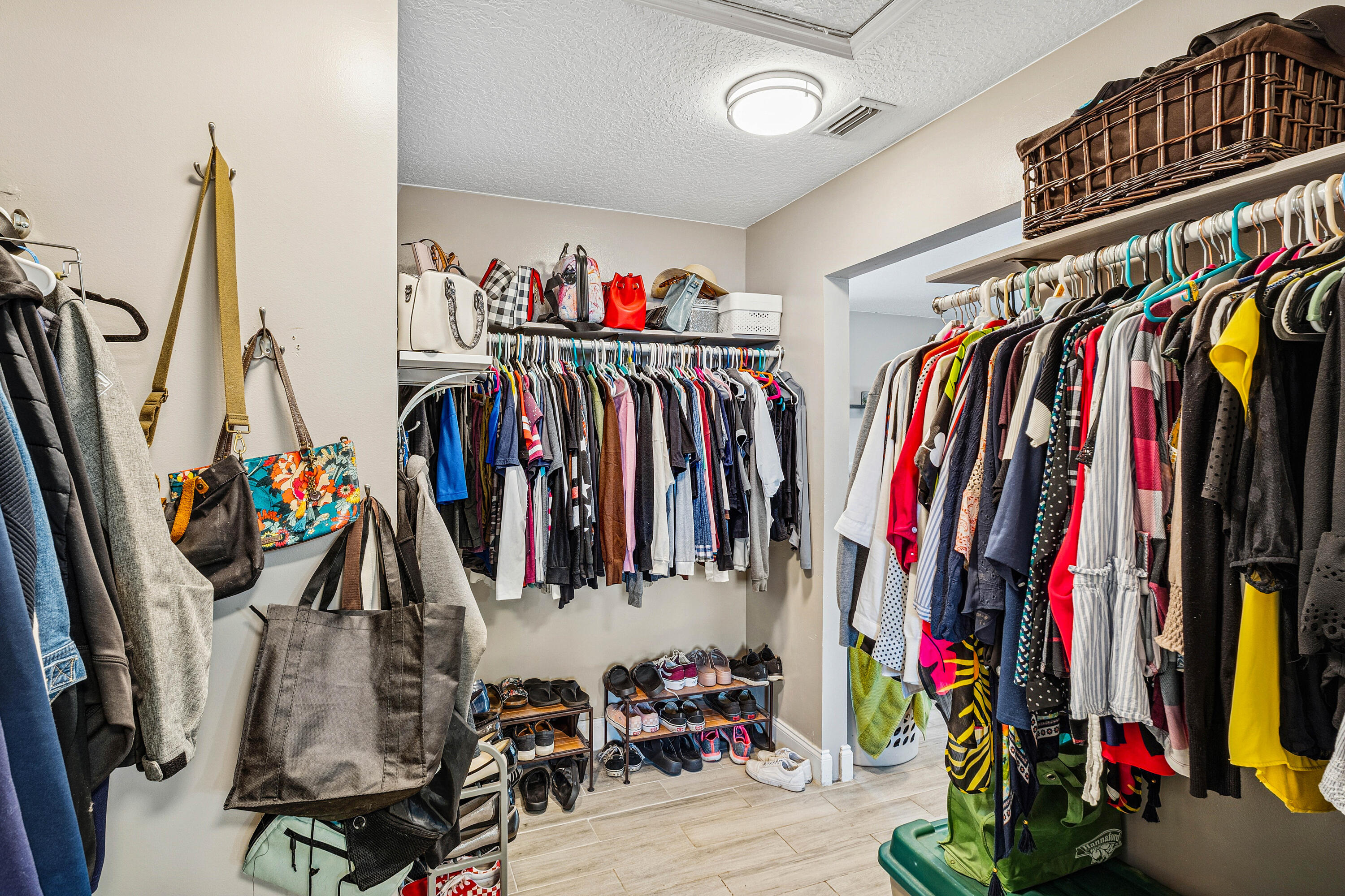 TROPICAL COUNTRY ESTATES - Residential