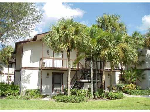Completely remodeled studio with a washer/dryer and full oven. This ground floor unit is light/bright and a comfortable space to relax after a long day at the horse show. Access to a community pool and close to everything Wellington has to offer.
