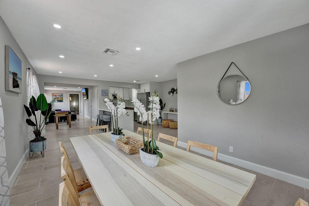 Photo of 337 SW 8th Avenue, Delray Beach, FL 33444 (MLS # R11070370)