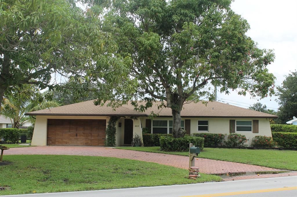 Photo of 307 W Riverside Drive, Jupiter, FL 33469 (MLS # R10727310)