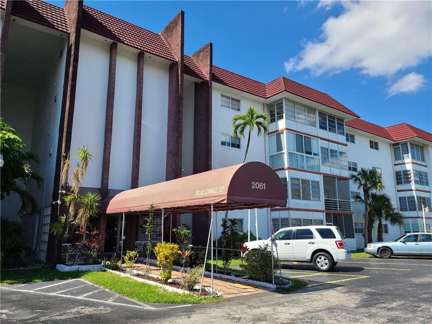 BACK ON THE MARKET !! DO NOT MIS OUT ON THIS ONE!! SPACIOUS CORNER UNIT 2 BEDROOMS, 2 BATH CONDO. EXTREMELY WELL MAINTAINED. BRIGHT UNIT WITH LOTS OF NATURAL LIGHT. UPDATED OPEN KITCHEN CUSTOM WOOD CABINETS. TILED BACK-SPLASH.  LOTS OF CABINETS FOR EXTRA STORAGE. A/C 2018. WATER HEATER 2019. TILE FLOORING IN LIVING ROOM AND KITCHEN. LAMINATE FLOORING IN BEDROOMS. UPDATED BATHROOM WITH WALK-IN SHOWER. SPACIOUS MASTER BEDROOM WITH LOTS OF CLOSET & LARGE MASTER BATHROOM. BUILDING HAS NEW ROOF. SPECIAL ASSESMENT FOR NEW PIPING TO BE PAID BY THE SELLER. WELCOME TO CASTLE GARDEN 55+ ACTIVE COMMUNITY. OFFERS CLUBHOUSE, HEATED POOLS, BILLARD, EXERCISE ROOM & MUCH MORE. LOCATED MINUTES TO RESTAURANTS $ SHOPPING. WELCOME HOME!!