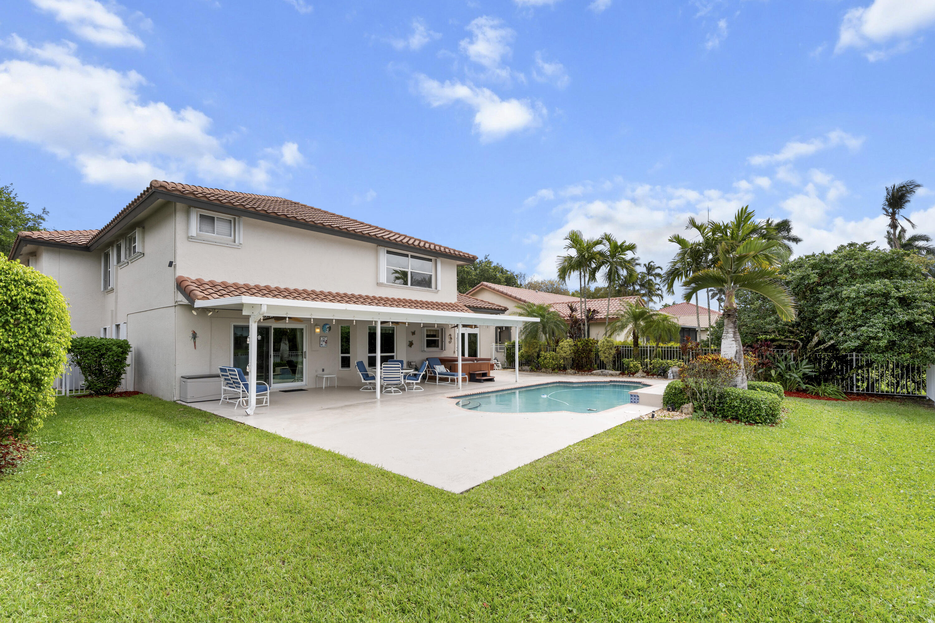 EMBASSY LAKES - Residential