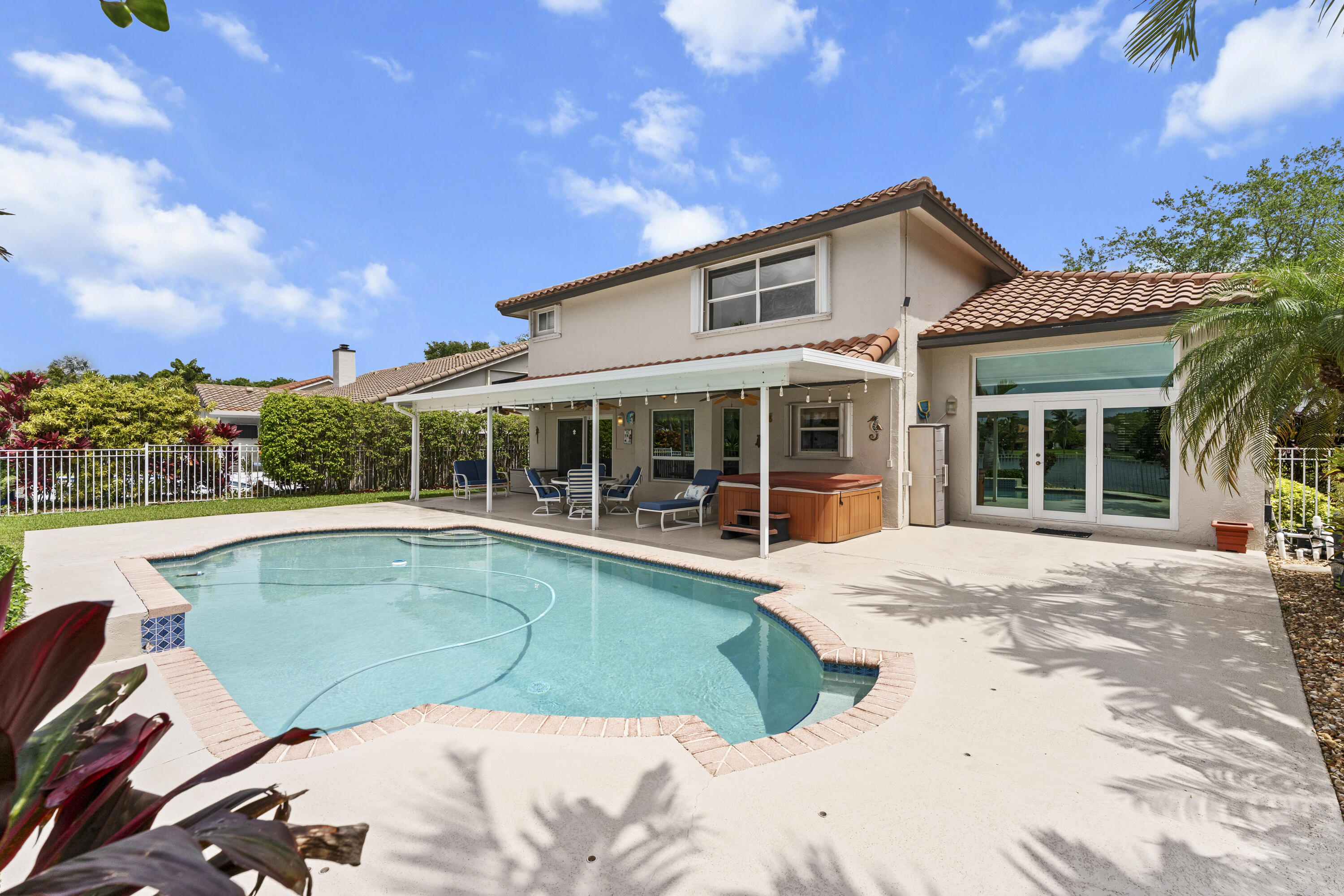 EMBASSY LAKES - Residential