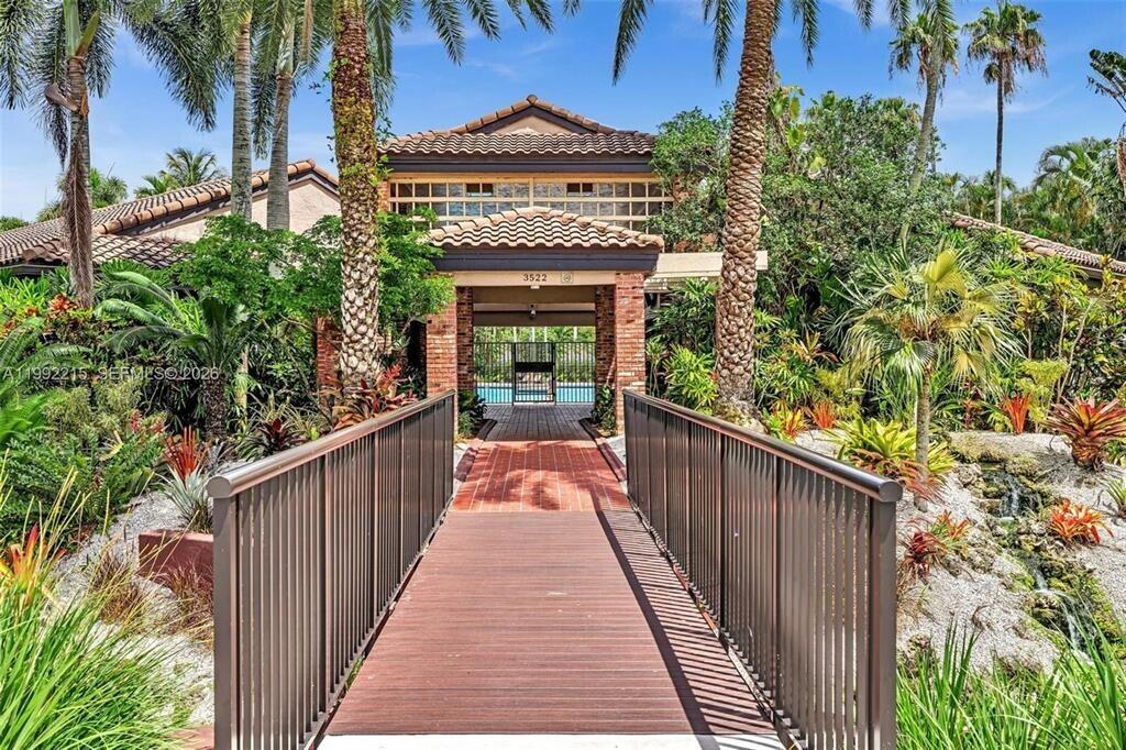 EMBASSY LAKES - Residential