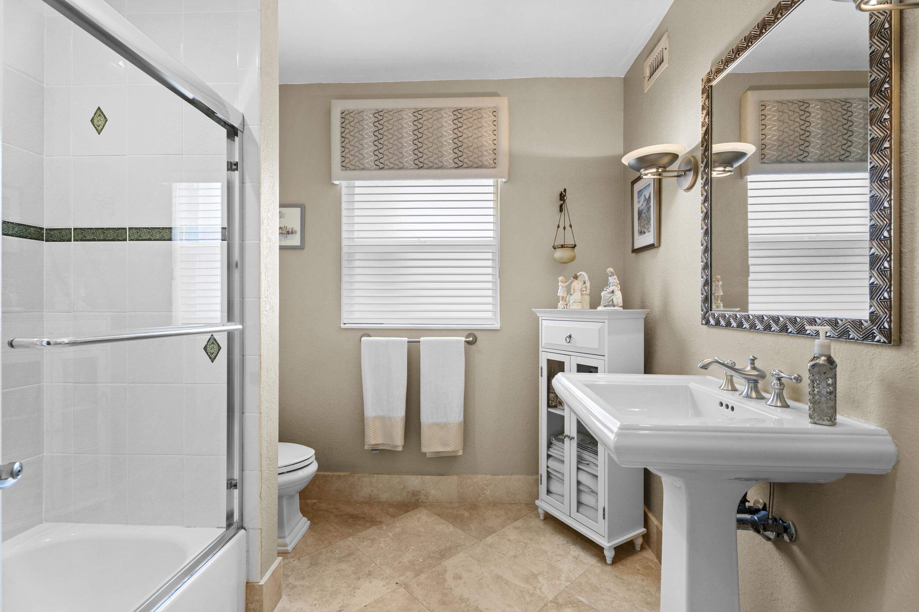 EMBASSY LAKES - Residential