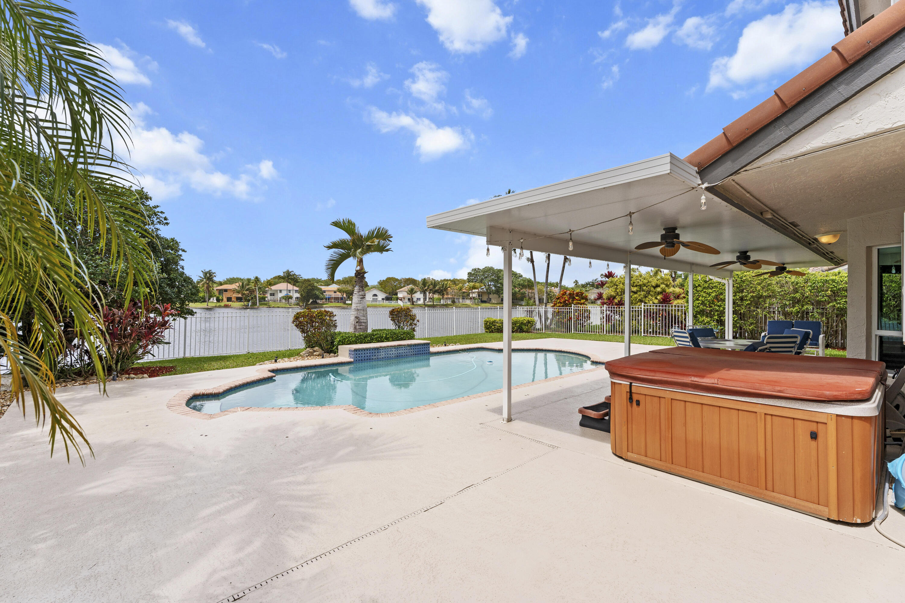 EMBASSY LAKES - Residential