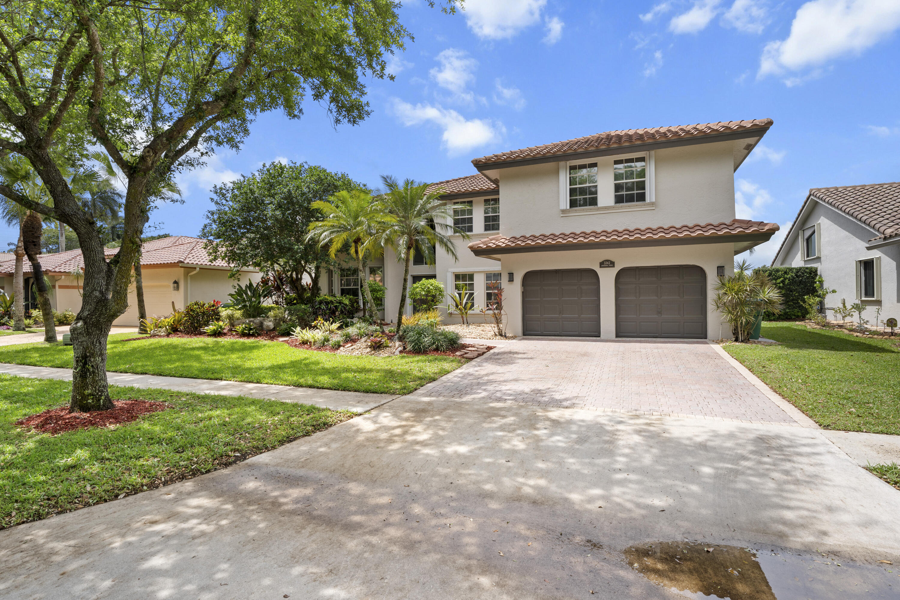 EMBASSY LAKES - Residential