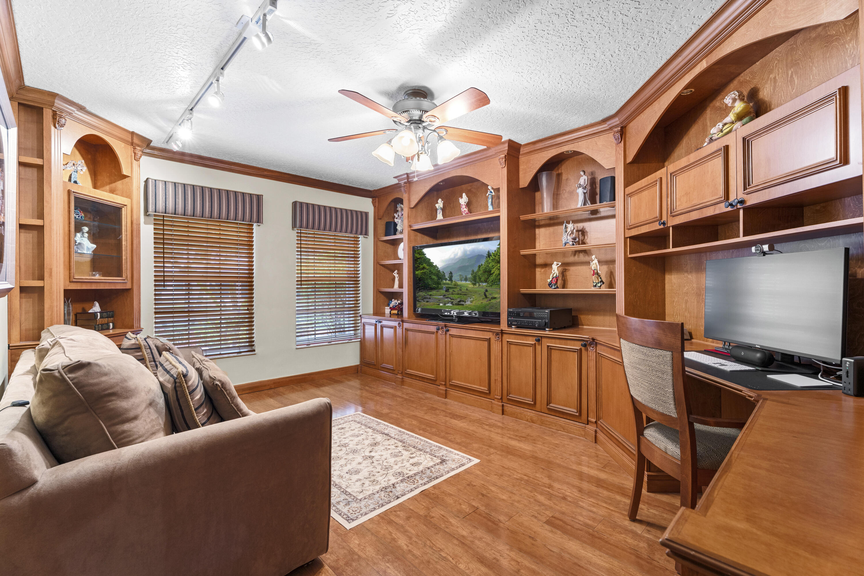 EMBASSY LAKES - Residential