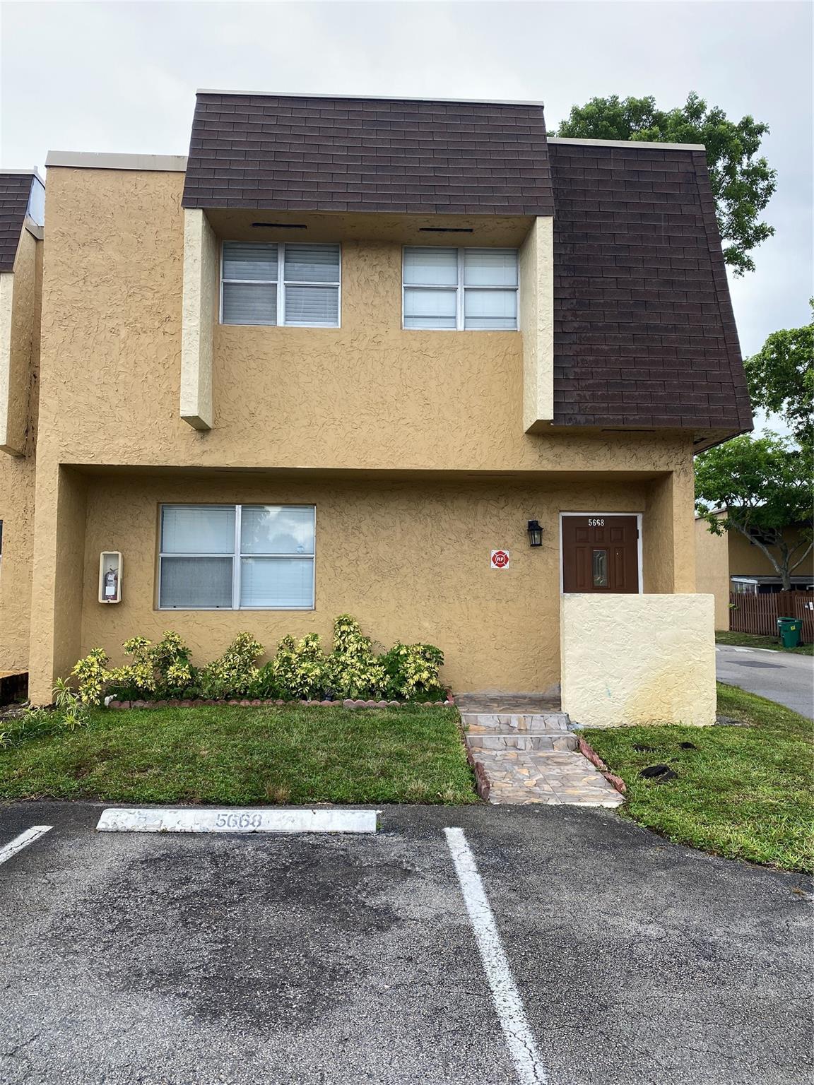 REDUCED PRICE! GREAT LANDLORD OF THIS REMODELED BEAUTY WITH FENCED YARD AREA IS SEEKING GREAT LONG TERM OCCUPANTS. SEE THIS BEAUTIFUL 4 BEDROOM 2.5 BATH END UNIT TOWNHOME. IT HAS BEEN FRESHLY UPDATED AND READY. NO CARPET. CLOSE TO PUBLIX, BANKS, RESTAURANTS, TURNPIKE, MEDICAL CENTERS AND MUCH MORE. EQUAL OPPORTUNITY HOUSING! QUALIFIED SECTION 8 APPLICANTS WILL BE CONSIDERED.
