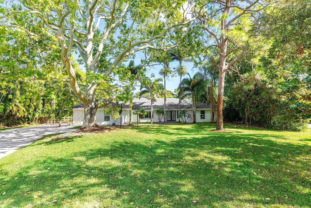 Photo of 19960 Earlwood Drive, Jupiter, FL 33458 (MLS # R11142765)