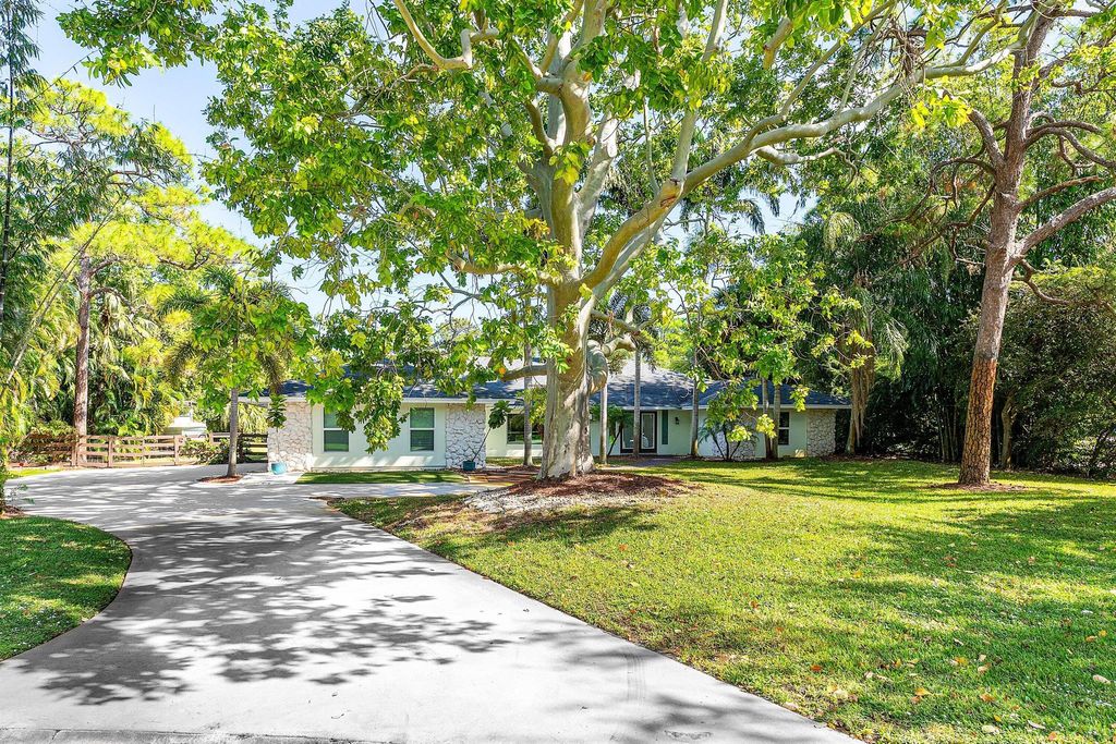 Photo of 19960 Earlwood Drive, Jupiter, FL 33458 (MLS # R11142765)
