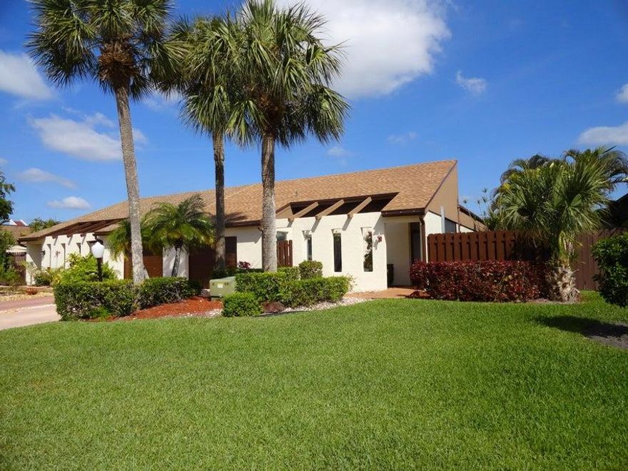 POPULAR SPACIOUS & FRESHLY PAINTED VILLA WITH ATTACHED GARAGE & LARGE SCREENED PATIO.  KITCHEN HAS BREAKFAST BAR & OPENS INTO FAMILY ROOM. DINING AREA IS JUST OFF THE KITCHEN. THE VERY LARGE LIVING ROOM OPENS ONTO THE SCREENED PATIO & INTO THE 3RD BEDROOM (NO CLOSET)THAT ALSO OPENS ONTO THE PATIO. THE MASTER BEDROOM HAS AN ENSUITE BATHROOM WITH A NEW WALK-IN SHOWER & LARGE WALK-IN CLOSET. THIS HOME HAS A NEW ROOF, NEW IRRIGATION SERVICE CONTROL, & THE EXTERIOR WAS RECENTLY PAINTED.  ADD A LONG DRIVEWAY FOR GUEST PARKING & THIS HOME WILL BE SURE TO PLEASE.SELLERS HAVE PRICED WITH BUYER REDECORATING IN MIND.SUBDIVISION HAS ITS OWN POOL & NEARBY IS THE POINCIANA CLUBHOUSE WITH ADDITIONAL POOL, TENNIS, PAY-AS-YOU-PLAY GOLF, MEL'S BISTRO RESTAURANT, EXERCISE ROOM, MOVIES, SHOWS, CLASSES, TRIPS+