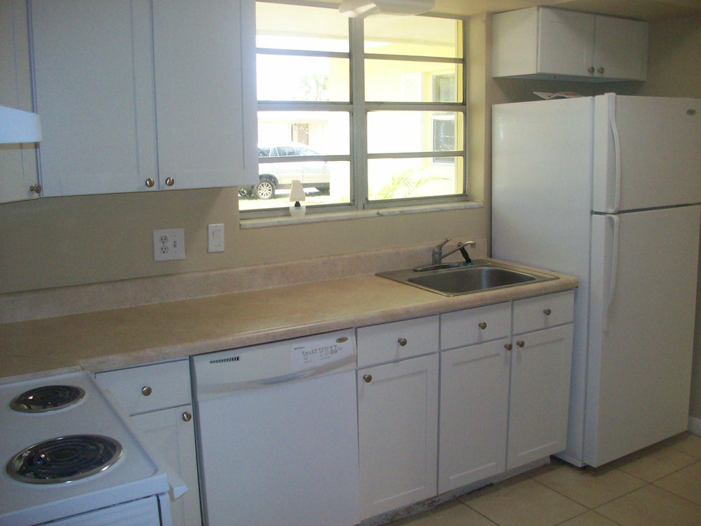 Photo of 3035 SE 1ST Street, Boynton Beach, FL 33435 (MLS # B26082821)