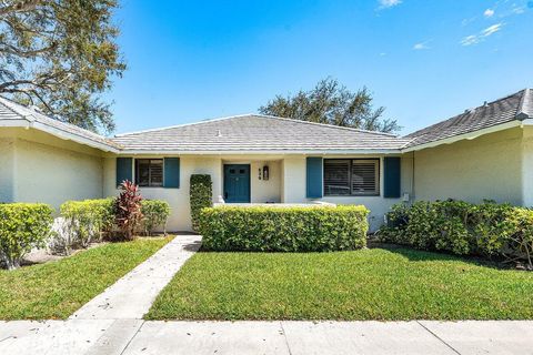 Photo of 539 Club Drive, Palm Beach Gardens, FL 33418 (MLS # B26001047)