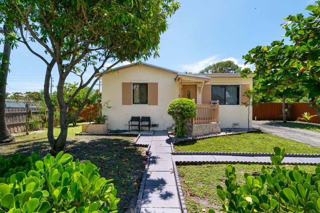 Photo of 146 SE 5TH Avenue, Boynton Beach, FL 33435 (MLS # B26078655)