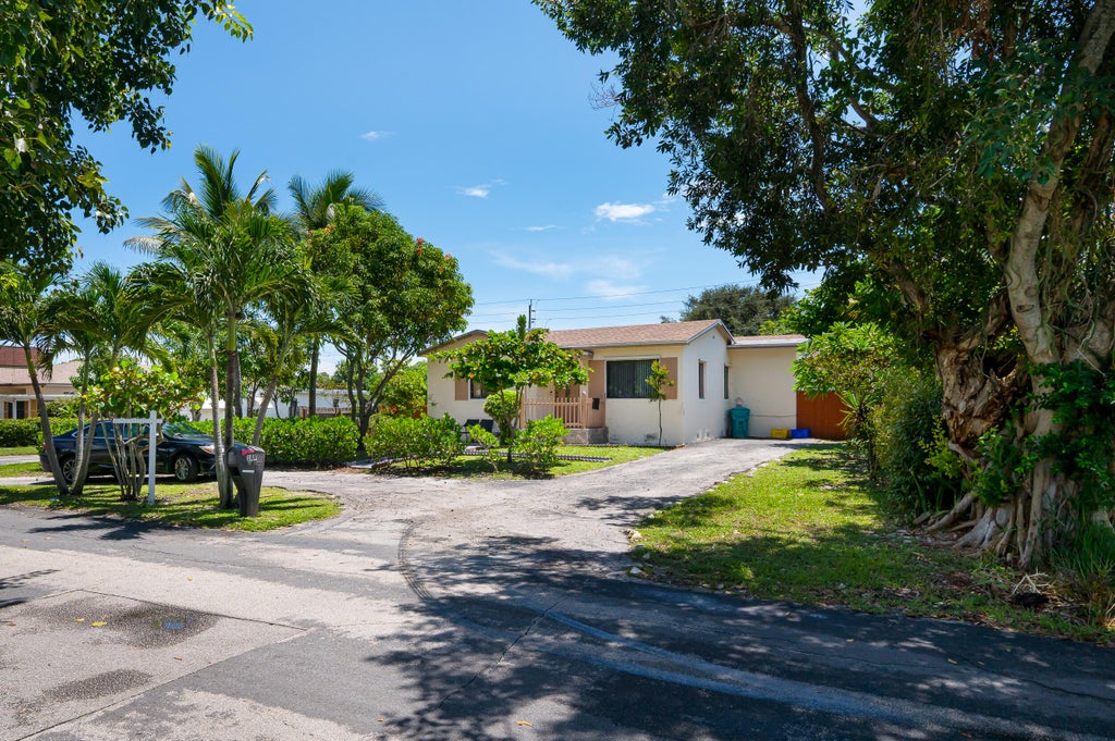 Photo of 146 SE 5TH Avenue, Boynton Beach, FL 33435 (MLS # B26078655)