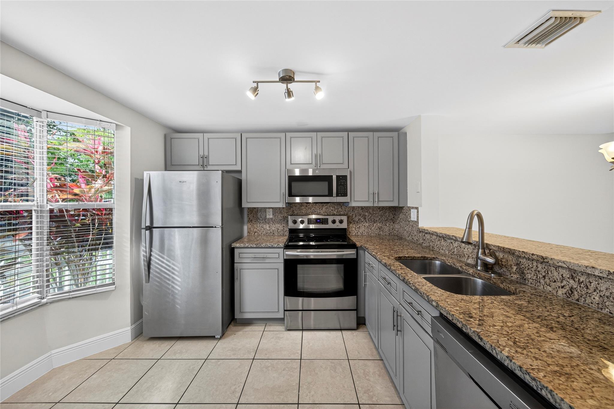 EDGEWATER TOWNHOMES - Residential