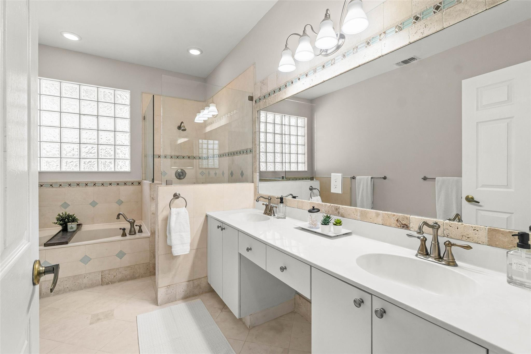 KENSINGTON - Residential