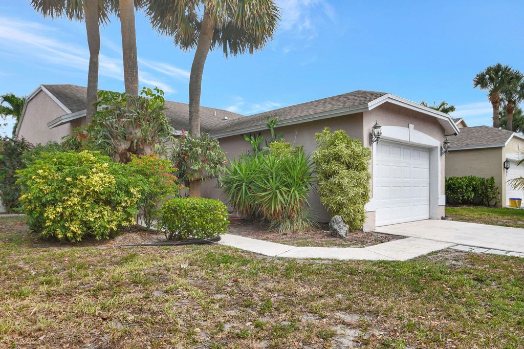 Photo of 70 Paxford Lane, Boynton Beach, FL 33426 (MLS # R10989378)