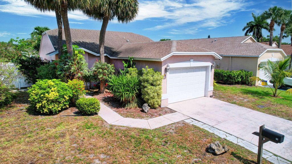 Photo of 70 Paxford Lane, Boynton Beach, FL 33426 (MLS # R10989378)