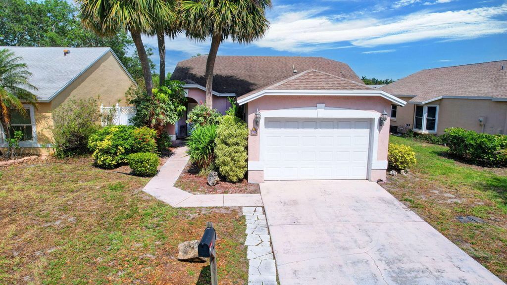 Photo of 70 Paxford Lane, Boynton Beach, FL 33426 (MLS # R10989378)