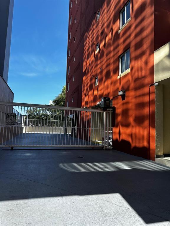 EMERALD PLAZA ON CORAL - Residential Lease