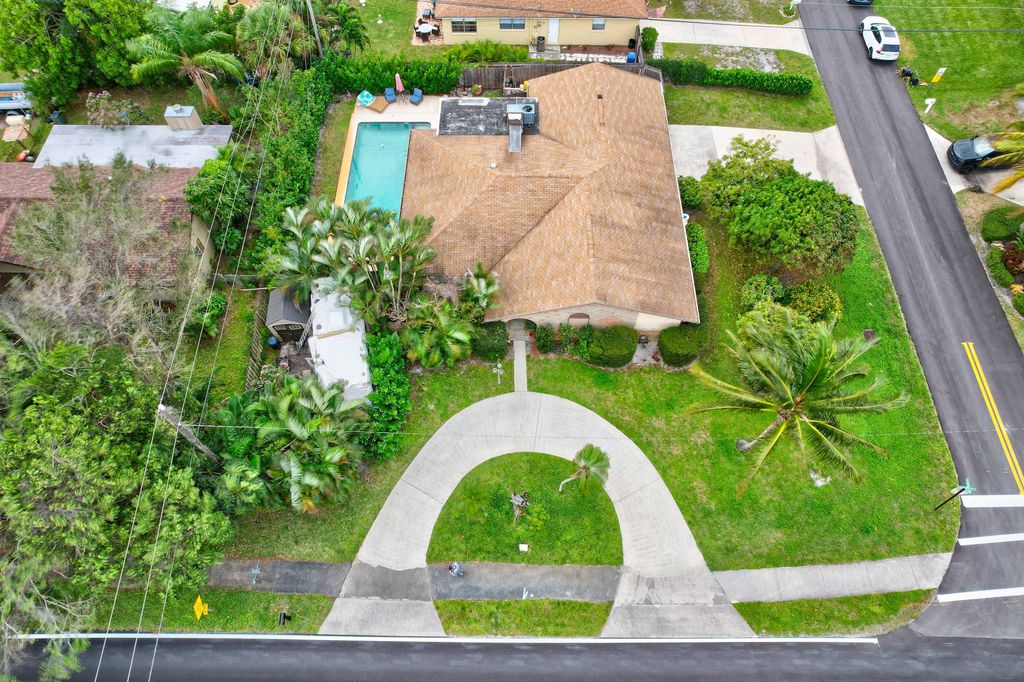 Photo of 1604 Seabrook Road, Jupiter, FL 33469 (MLS # R10953481)