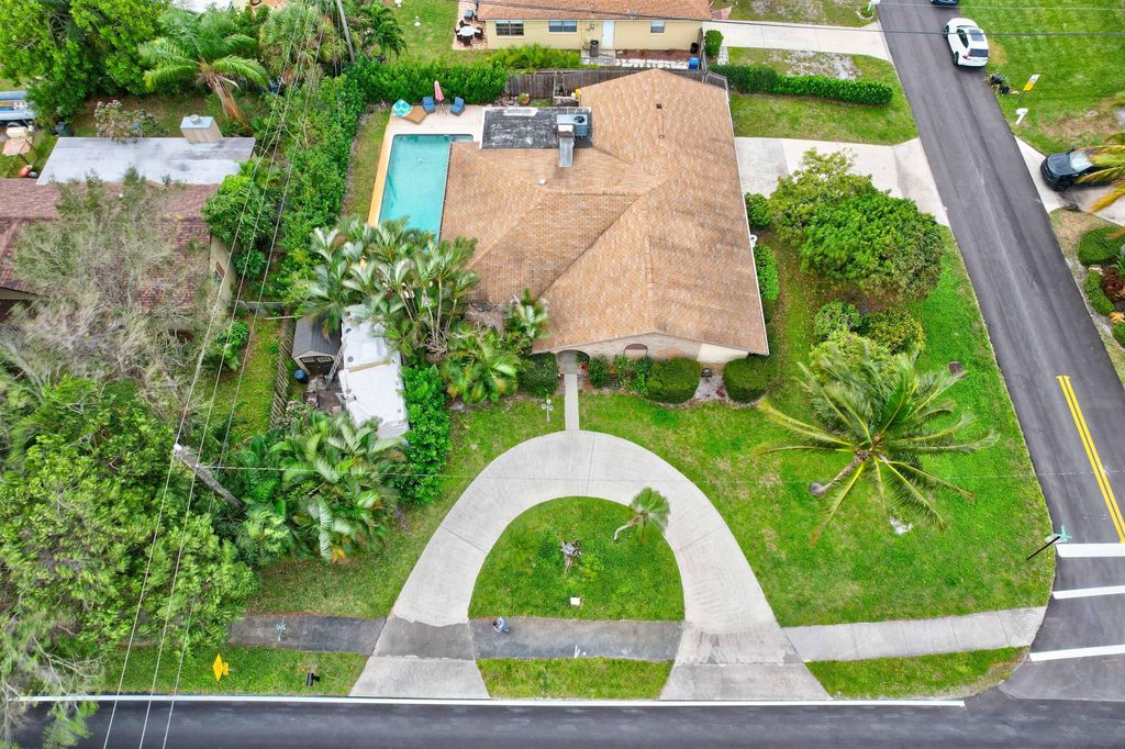 Photo of 1604 Seabrook Road, Jupiter, FL 33469 (MLS # R10953481)