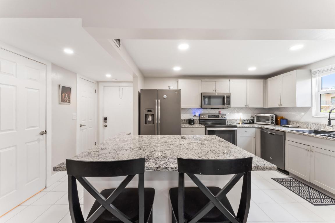 View photos, virtual tours, details... 720 N Dixie Highway 303