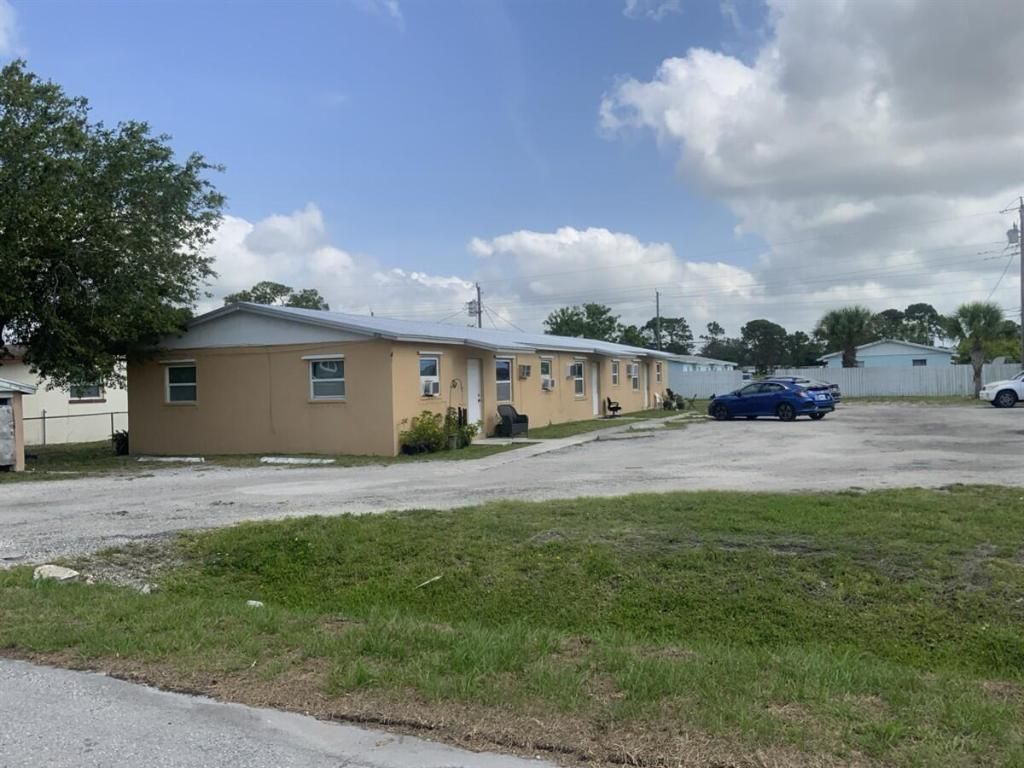 Photo of 902 S 15th S Street, Fort Pierce, FL 34950 (MLS # R11158170)