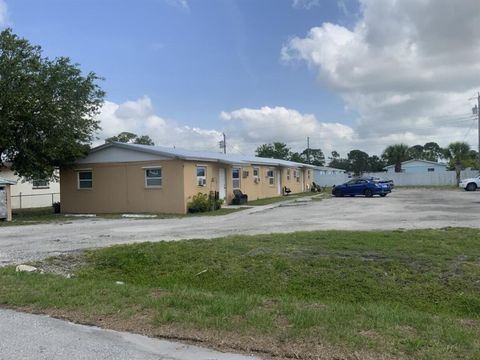 Photo of 902 S 15th S Street, Fort Pierce, FL 34950 (MLS # R11158170)