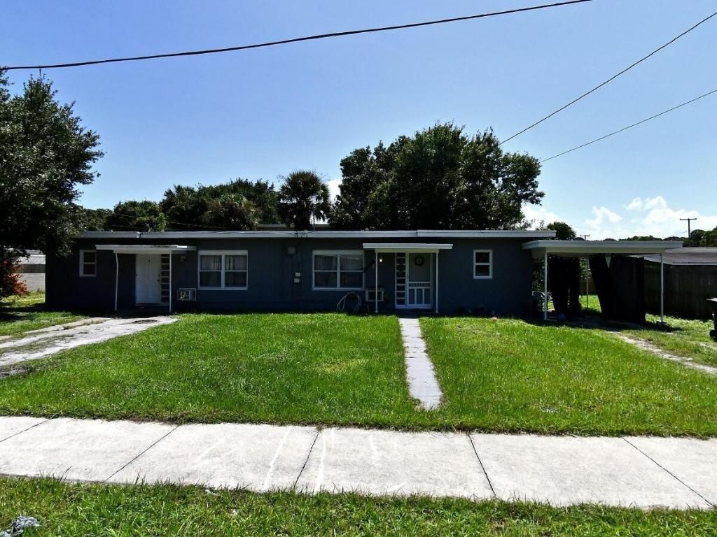 Photo of 902 S 15th S Street, Fort Pierce, FL 34950 (MLS # R11158170)