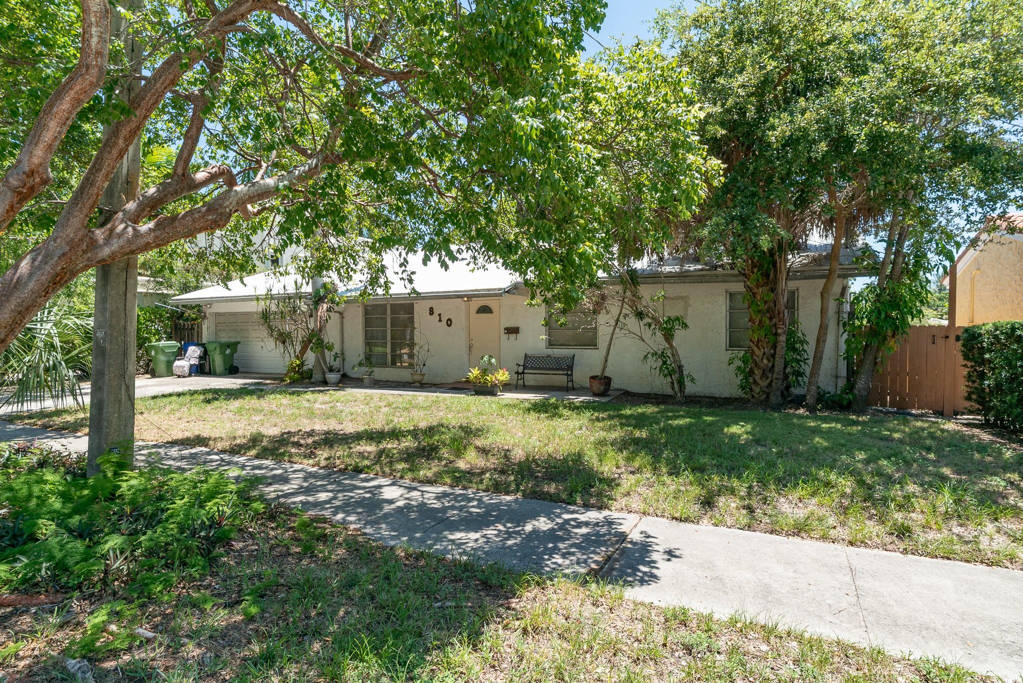 The List Price of $990,00.00 is the Appraised Value and is for reference purposes only. The final bid price for the Property shall be determined by competitive bidding at the Auction and is subject to the approval of the Estate’s Personal Representative. The Property is sold "As-Is, Where-Is" with no representations, warranties or guarantees of any kind, whether stated or implied. Buyers must conduct their own due diligence. The Live Auction Event will take place at 11:00 AM ET on Friday, October 17th, 2025, at the Renaissance Fort Lauderdale Marina Hotel. There will be a 6% Buyer’s Premium added to the final bid.
Fisher Auction Company is pleased to present this 3 bedroom, 2 Bathroom Single Family Home with 2 car garage located in the Heart of the Rio Vista Subdivision.