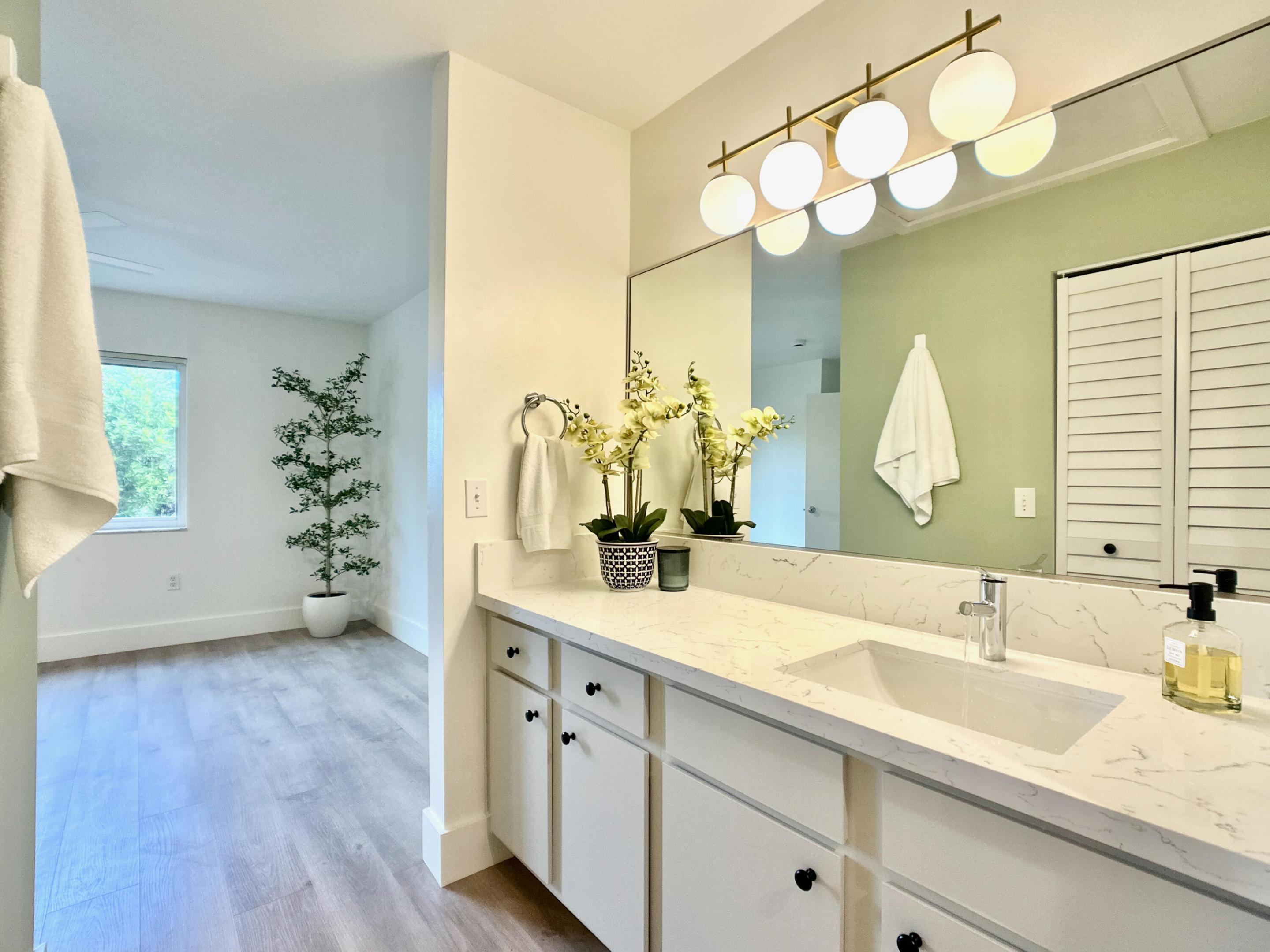 HYPOLUXOS MARINERS CAY CONDO - Residential