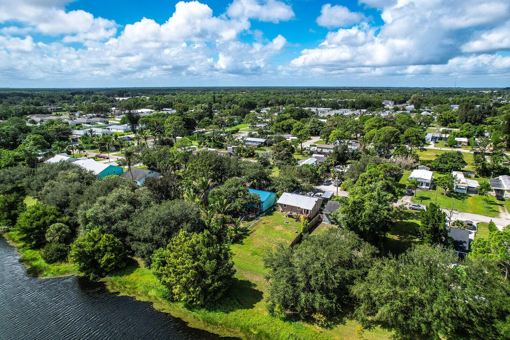 Photo of 5275 SE Horizon Avenue, Stuart, FL 34997 (MLS # B26081952)