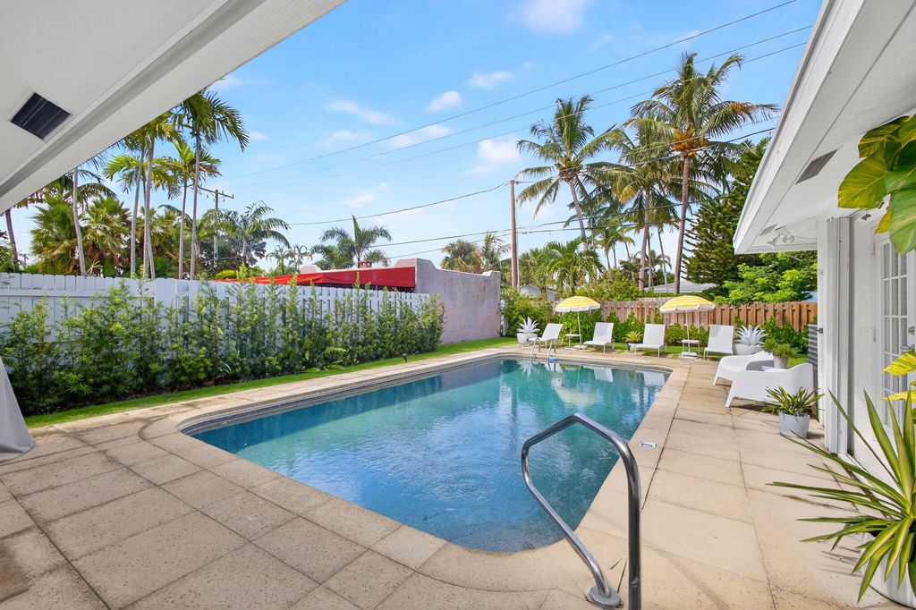 Photo of 1123 N Lakeside Drive, Lake Worth Beach, FL 33460 (MLS # R11128352)