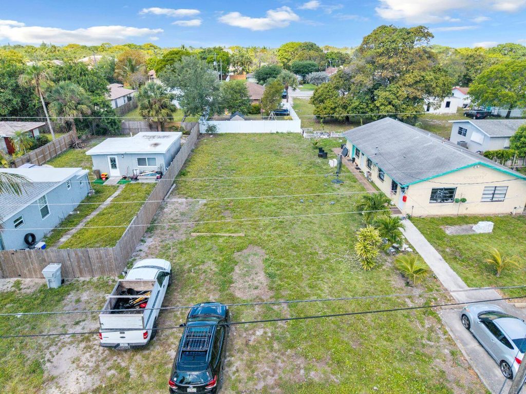 Photo of 625 NW 15th Avenue, Pompano Beach, FL 33069 (MLS # B26018668)